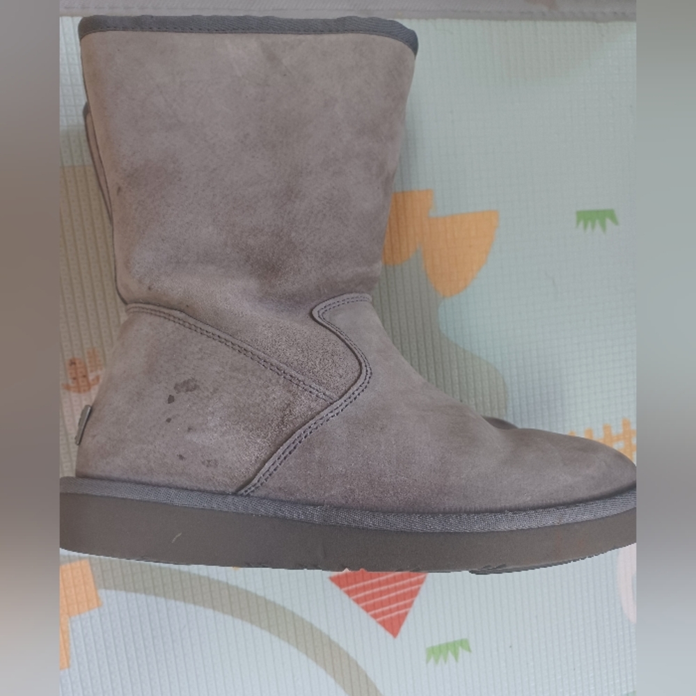 Authentic Grey Uggs Size 9 - image 5